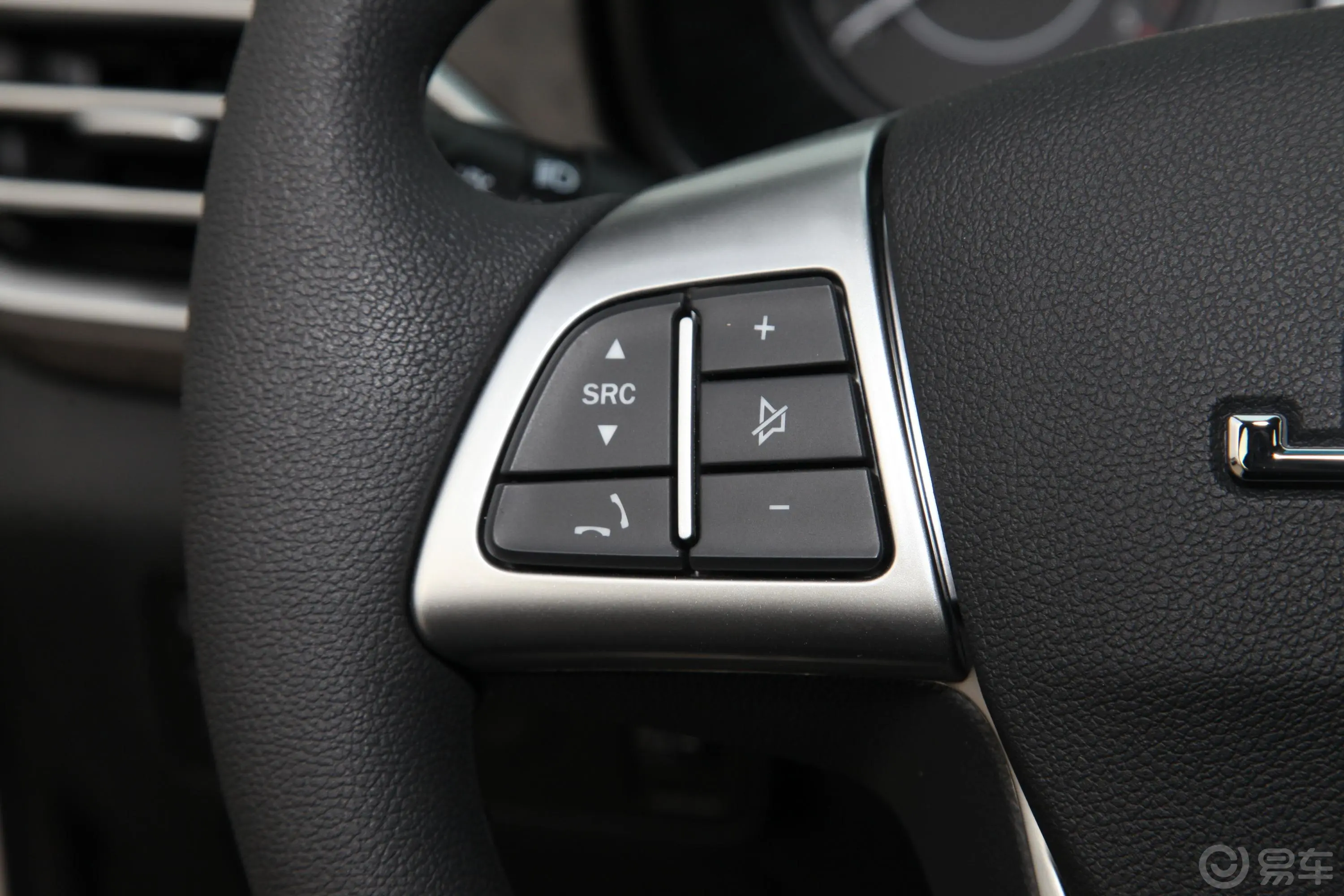 宝典低货台 2.5T 手动 两驱 标轴舒享版 柴油左侧方向盘功能按键