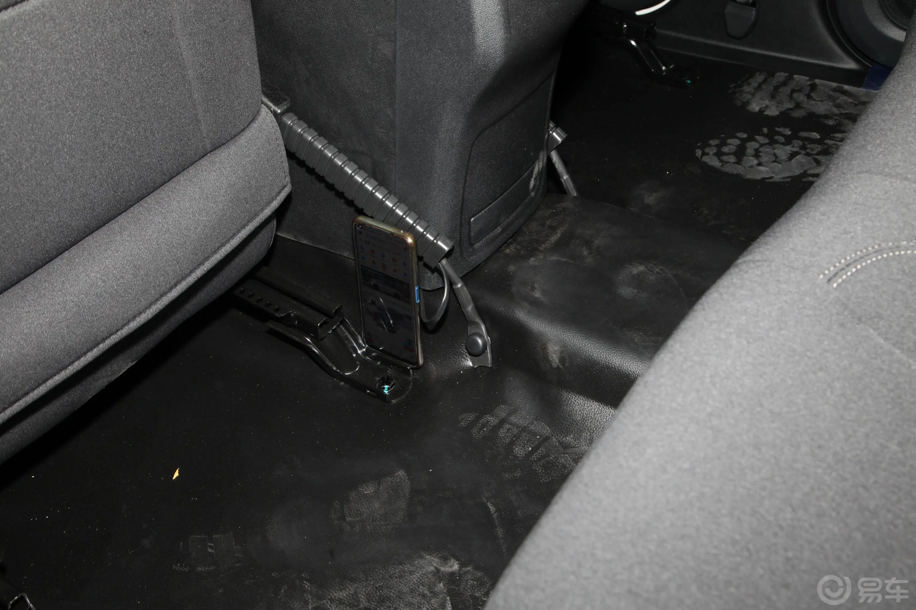 宝典低货台 2.5T 手动 两驱 标轴舒享版 柴油后排地板中间位置