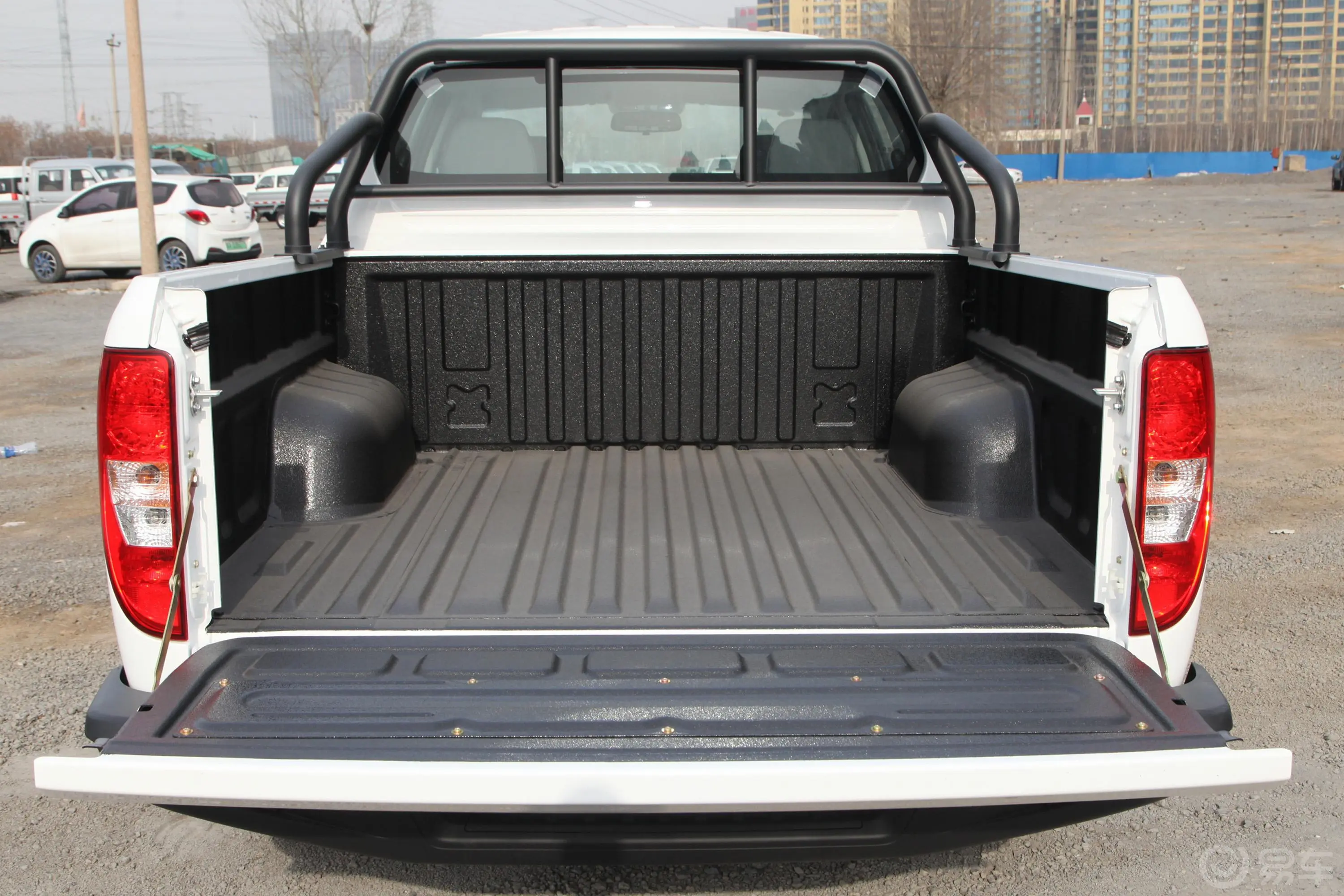 宝典低货台 1.8T 手动 四驱 标轴舒享版 汽油后备厢空间特写