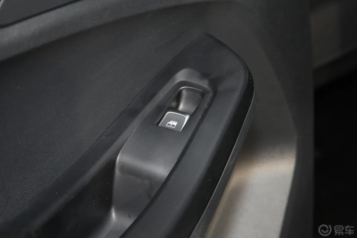 宝典低货台 1.8T 手动 四驱 标轴舒享版 汽油后车窗调节