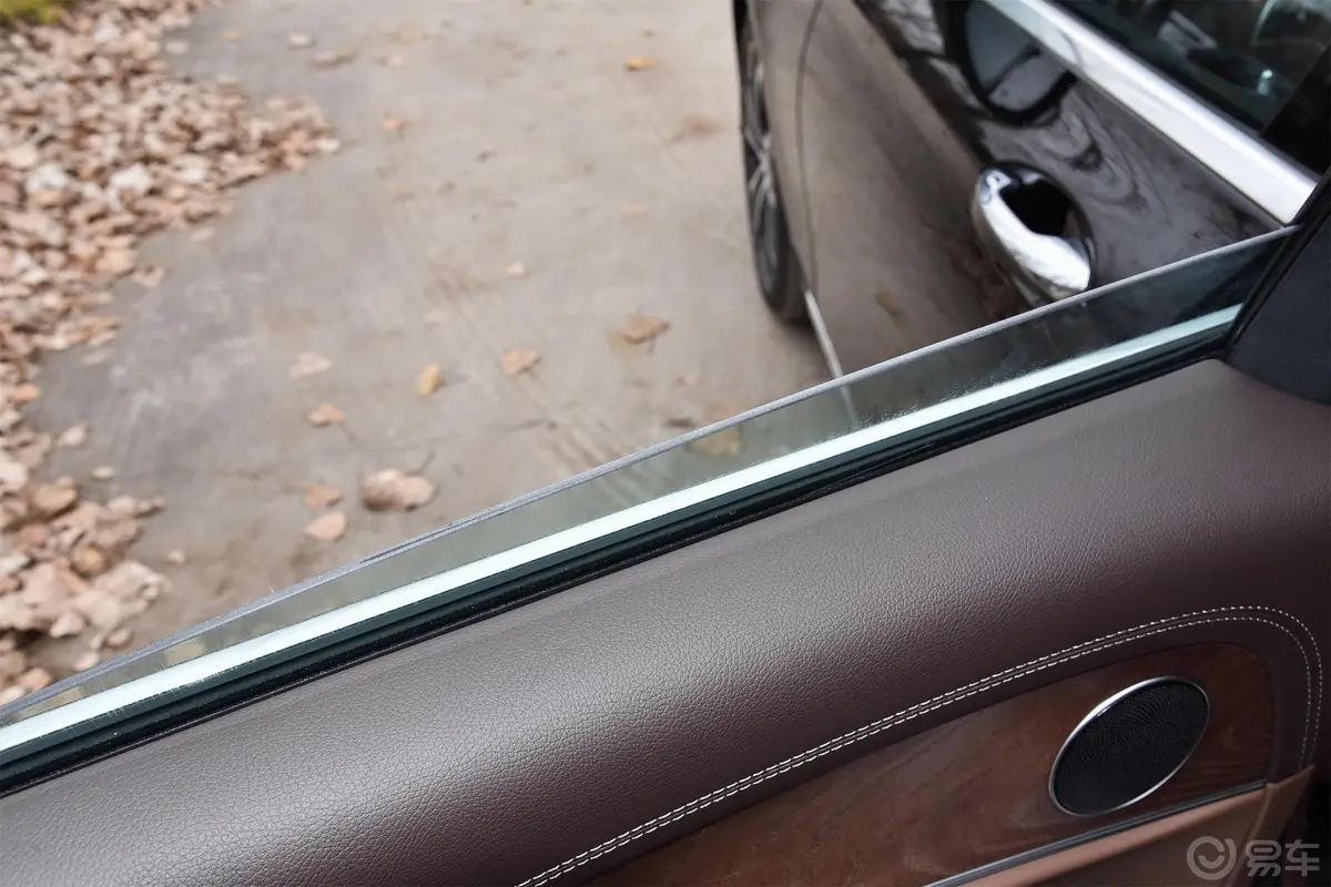 奔驰E级 插电混动改款 E 350 e L 插电式混合动力轿车后排玻璃材质特写