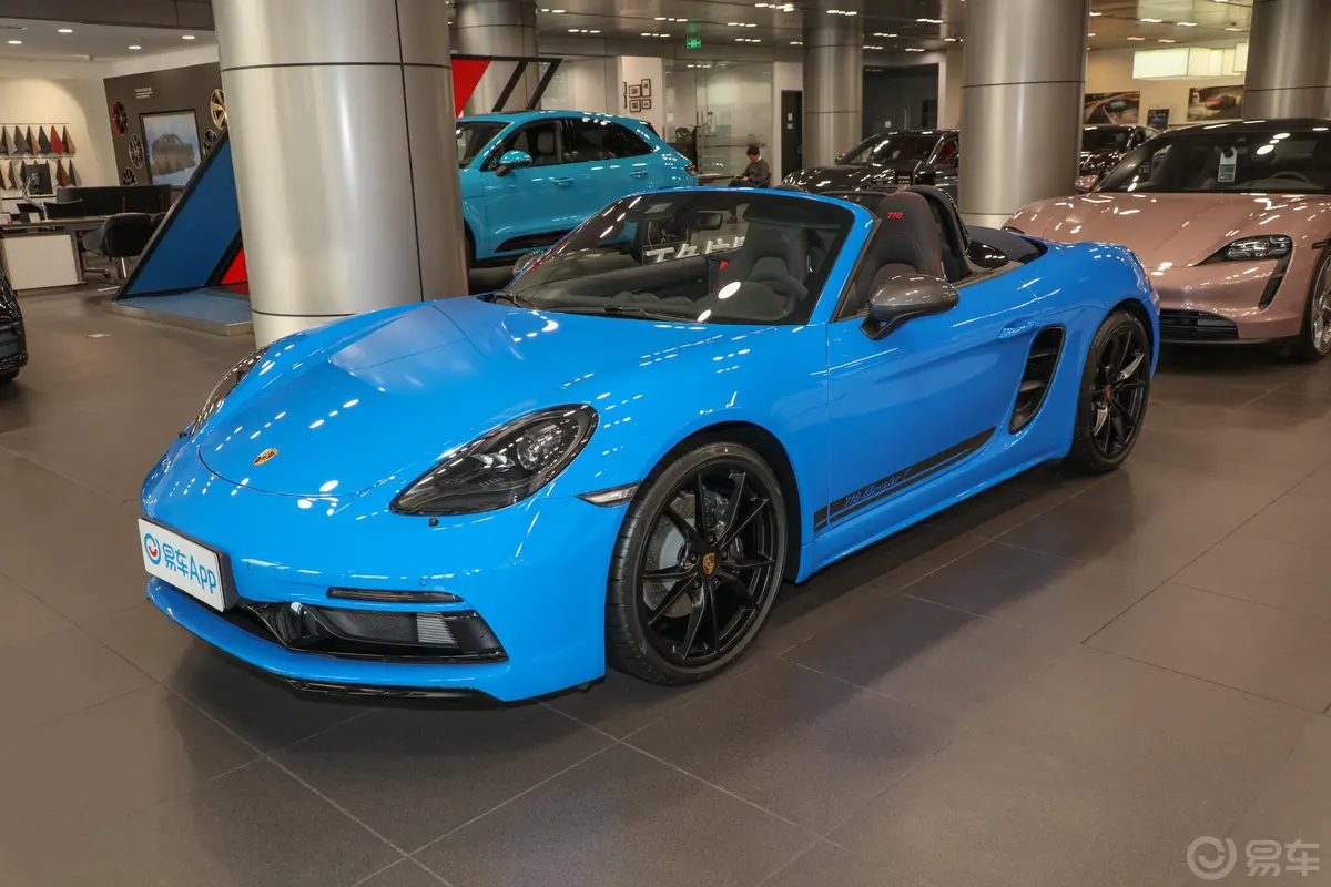 保时捷718Boxster T 2.0T侧前45度车头向左水平