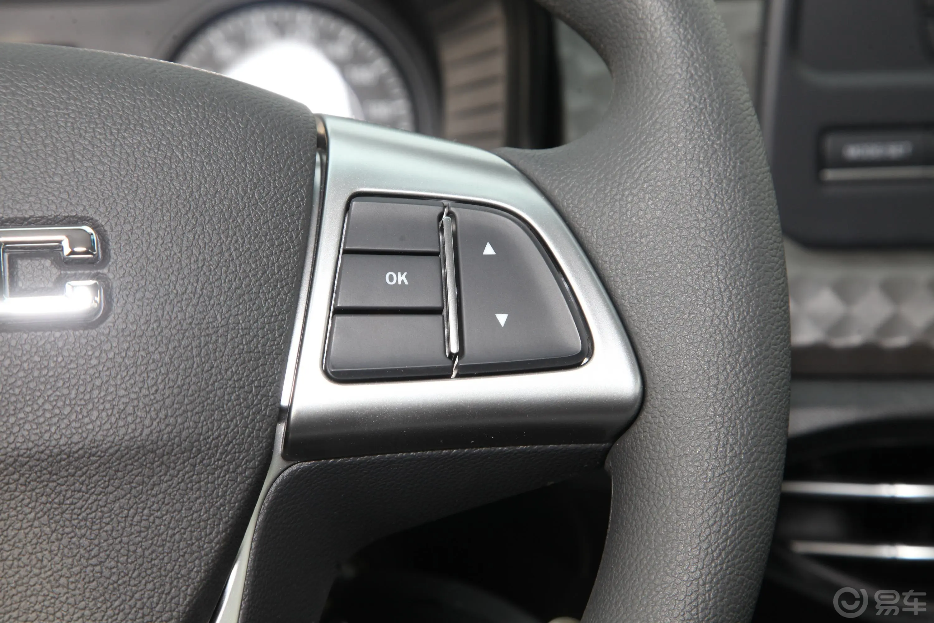 宝典低货台 1.8T 手动 四驱 标轴舒享版 汽油右侧方向盘功能按键