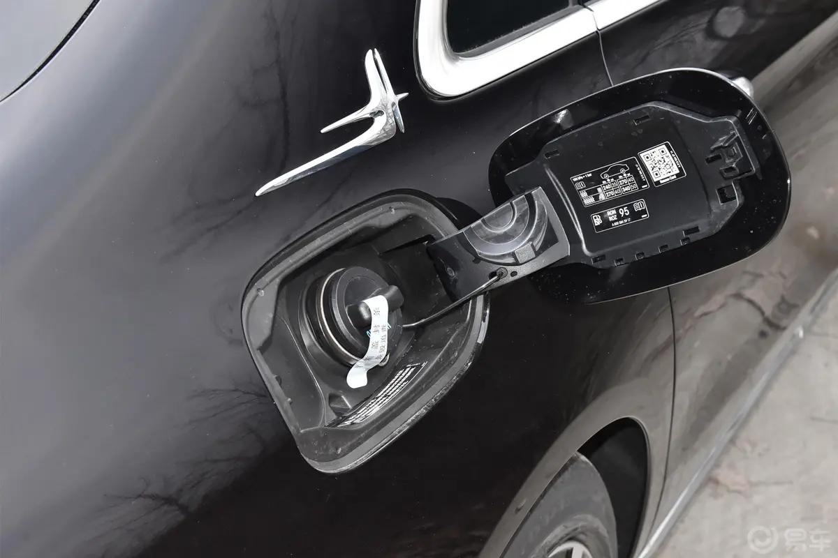 奔驰E级 插电混动改款 E 350 e L 插电式混合动力轿车油箱盖
