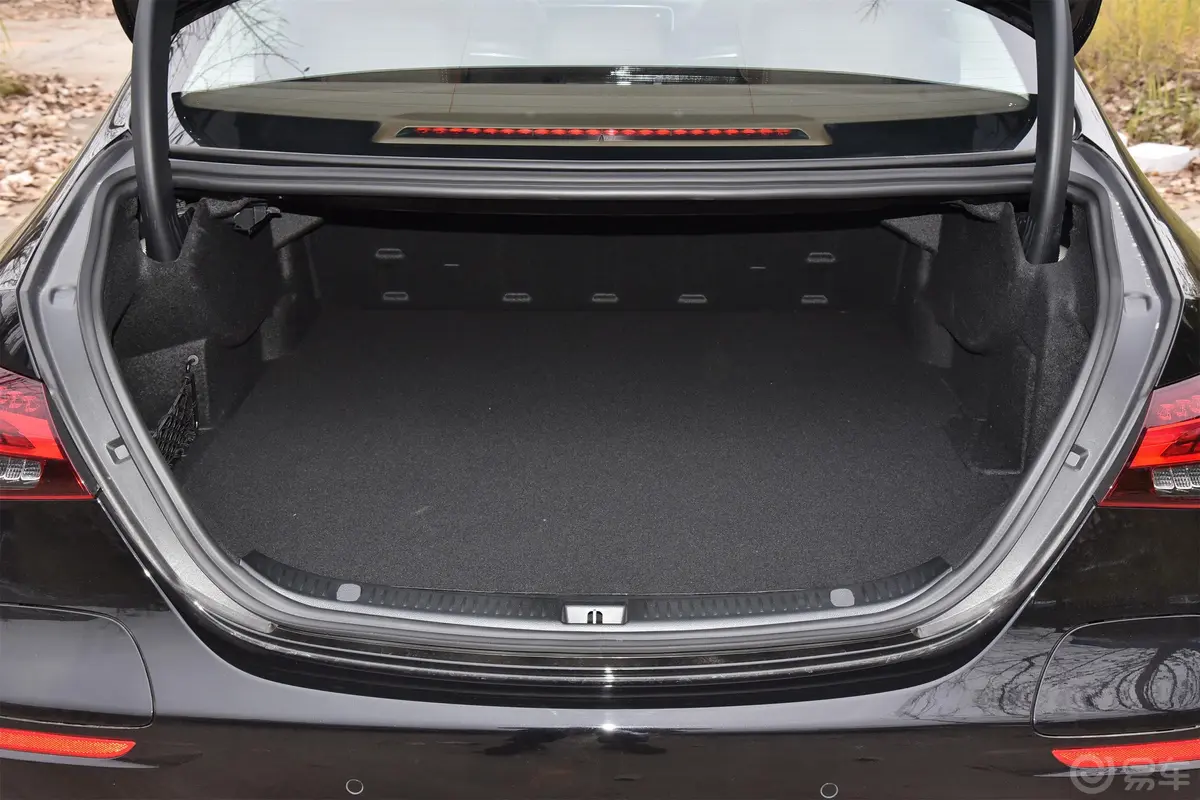 奔驰E级 插电混动改款 E 350 e L 插电式混合动力轿车后备厢空间特写