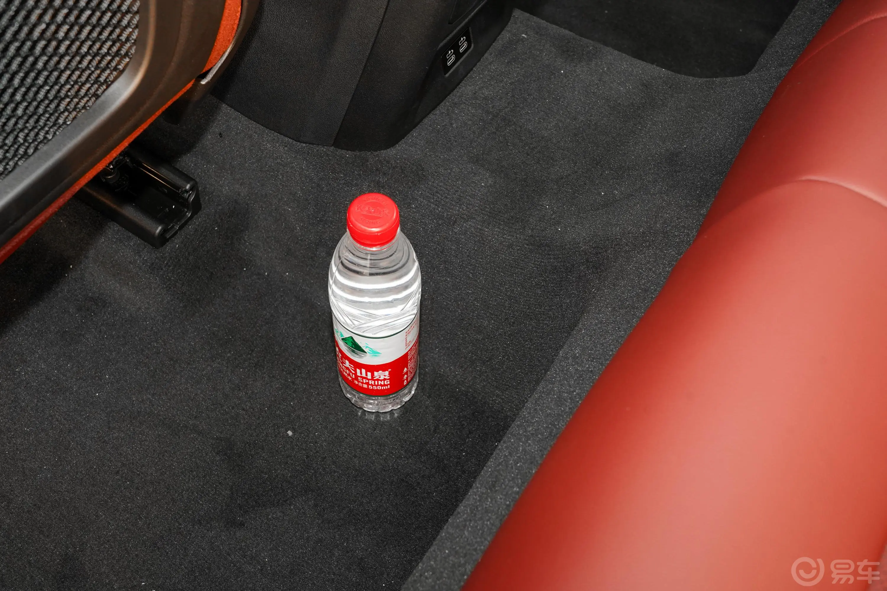 宝马X4xDrive25i M运动套装后排地板中间位置