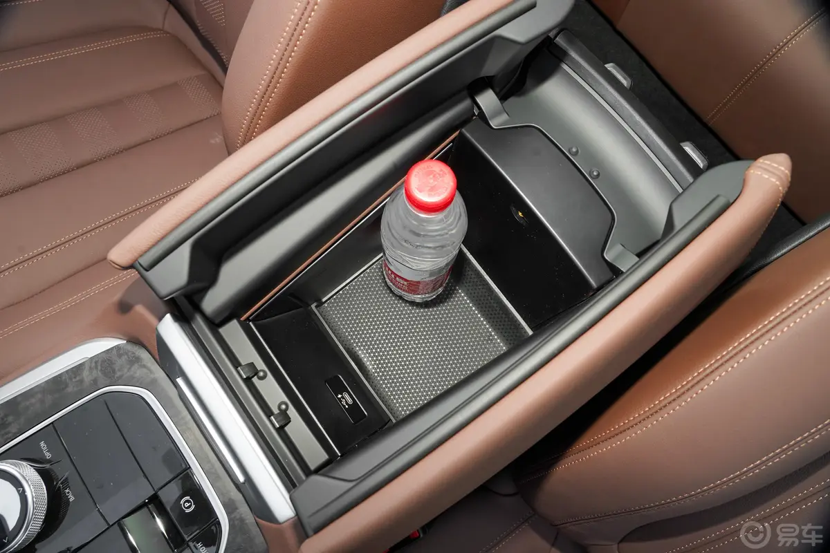 宝马X5(进口)xDrive40i M运动套装前排扶手箱储物格