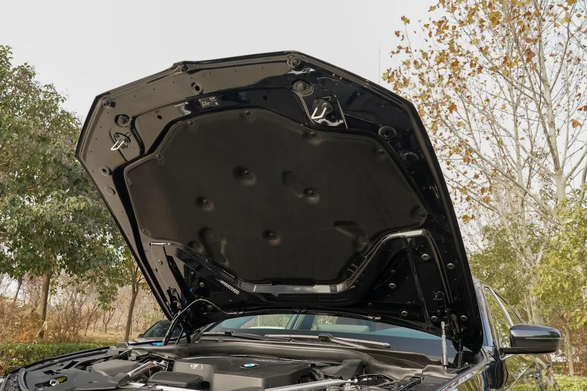 宝马5系改款 530Li xDrive M运动套装发动机舱盖内侧
