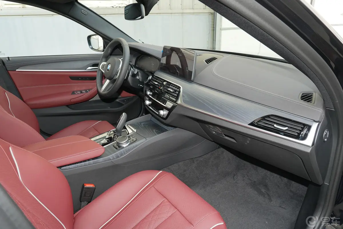 宝马5系改款 530Li xDrive M运动套装内饰全景副驾驶员方向