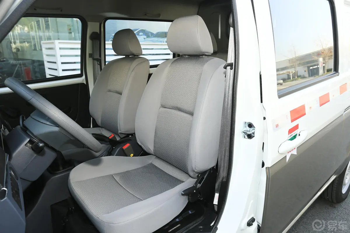金杯小海狮X301.5L 客车财富单蒸空调版 5/6/7座 国VI驾驶员座椅