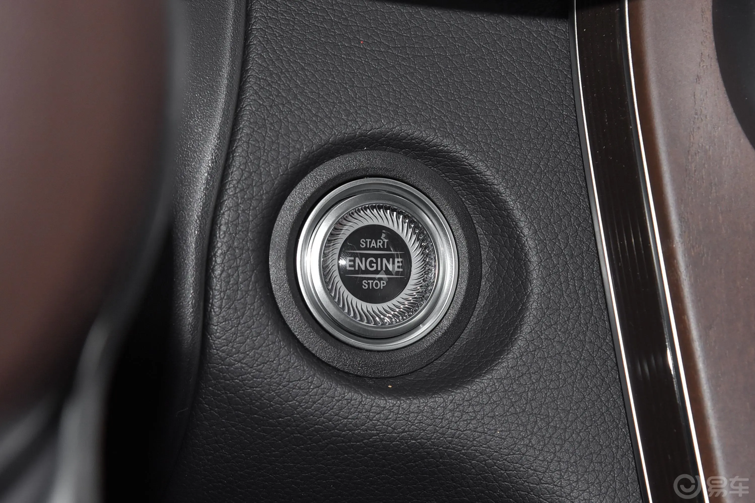 奔驰GLC改款 GLC 300 L 4MATIC 豪华型钥匙孔或一键启动按键