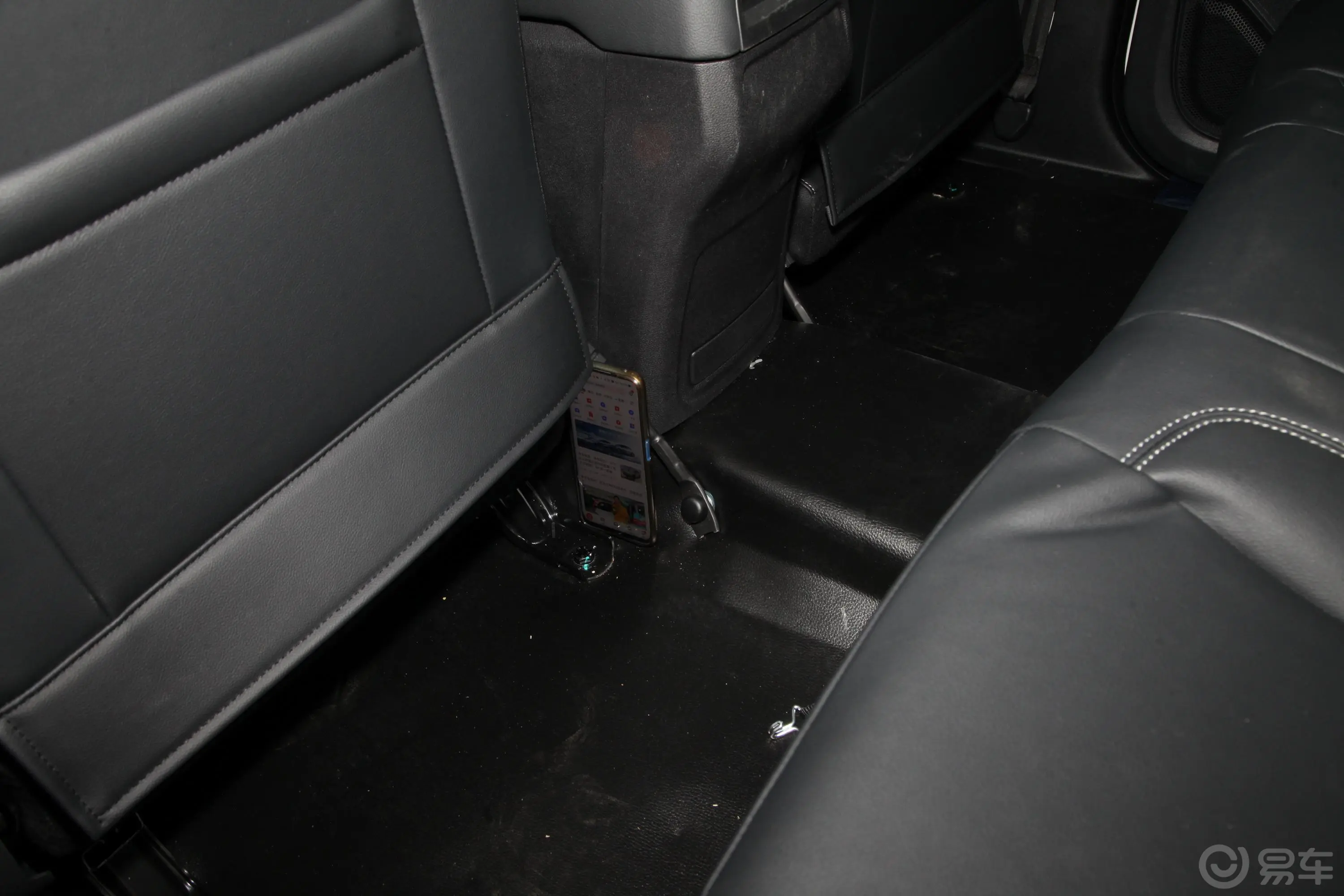 宝典大平层 1.8T 手动 四驱 长轴舒享版 汽油后排地板中间位置