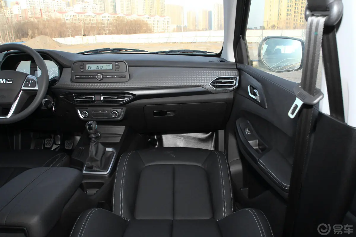 宝典低货台 1.8T 手动 两驱 长轴舒享版 汽油副驾驶位区域