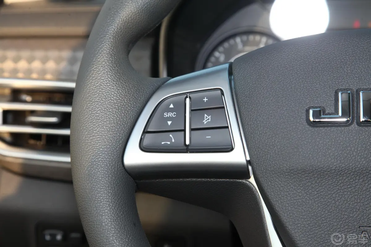 宝典低货台 1.8T 手动 两驱 长轴舒享版 汽油左侧方向盘功能按键