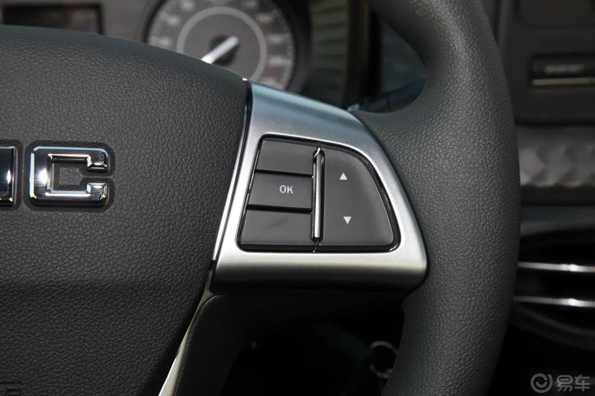 宝典大平层 1.8T 手动 四驱 长轴舒享版 汽油右侧方向盘功能按键