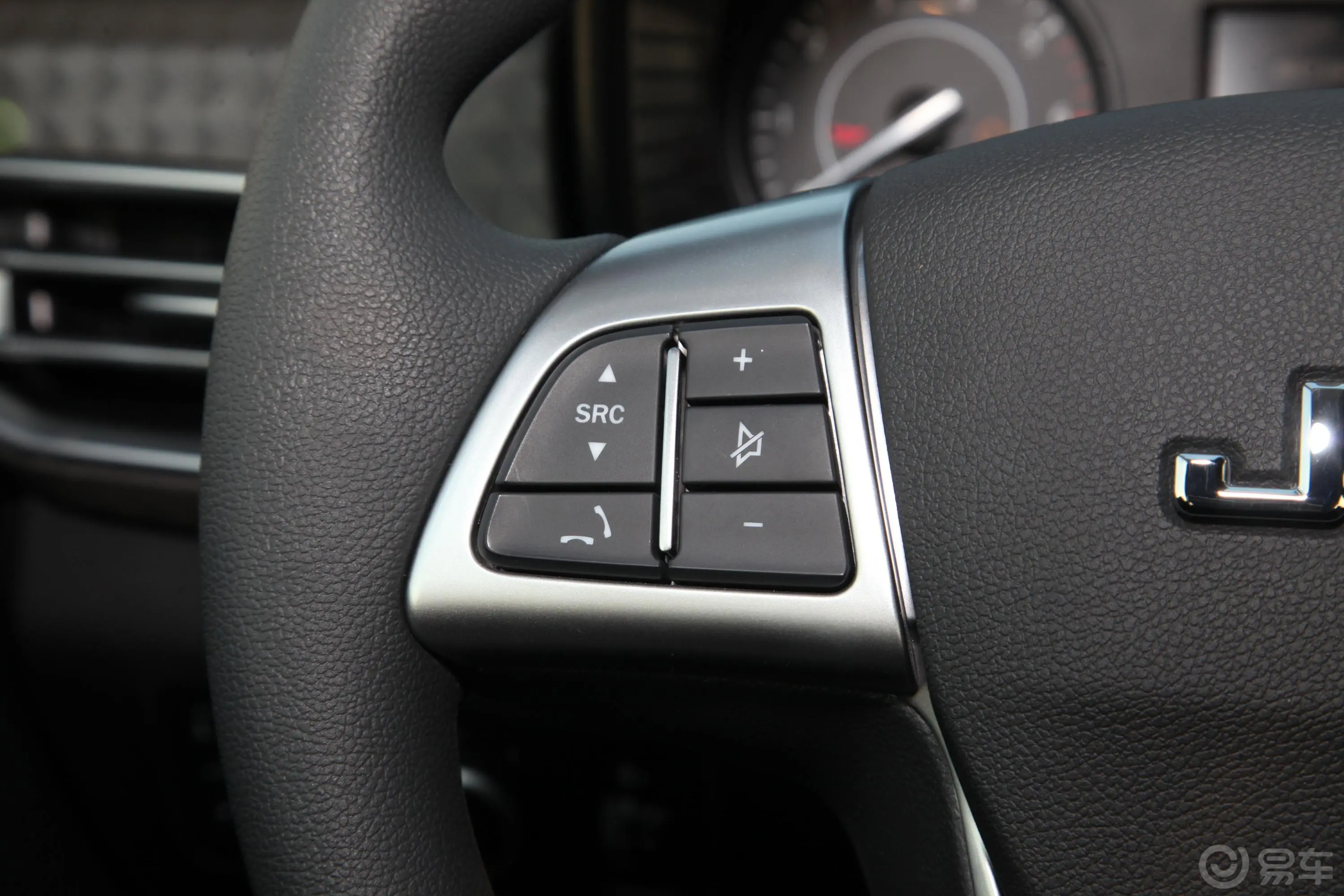 宝典大平层 1.8T 手动 四驱 长轴舒享版 汽油左侧方向盘功能按键