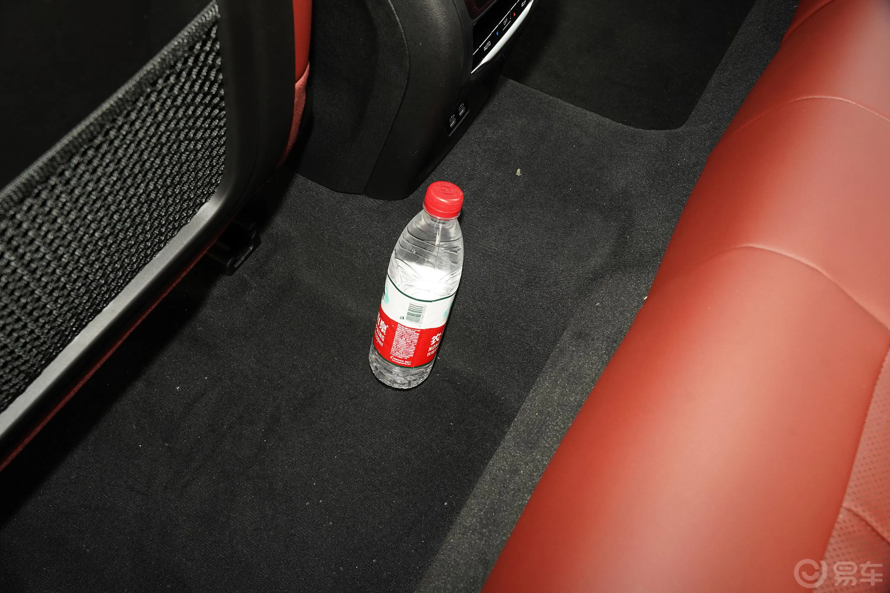 宝马X4xDrive30i M运动套装后排地板中间位置