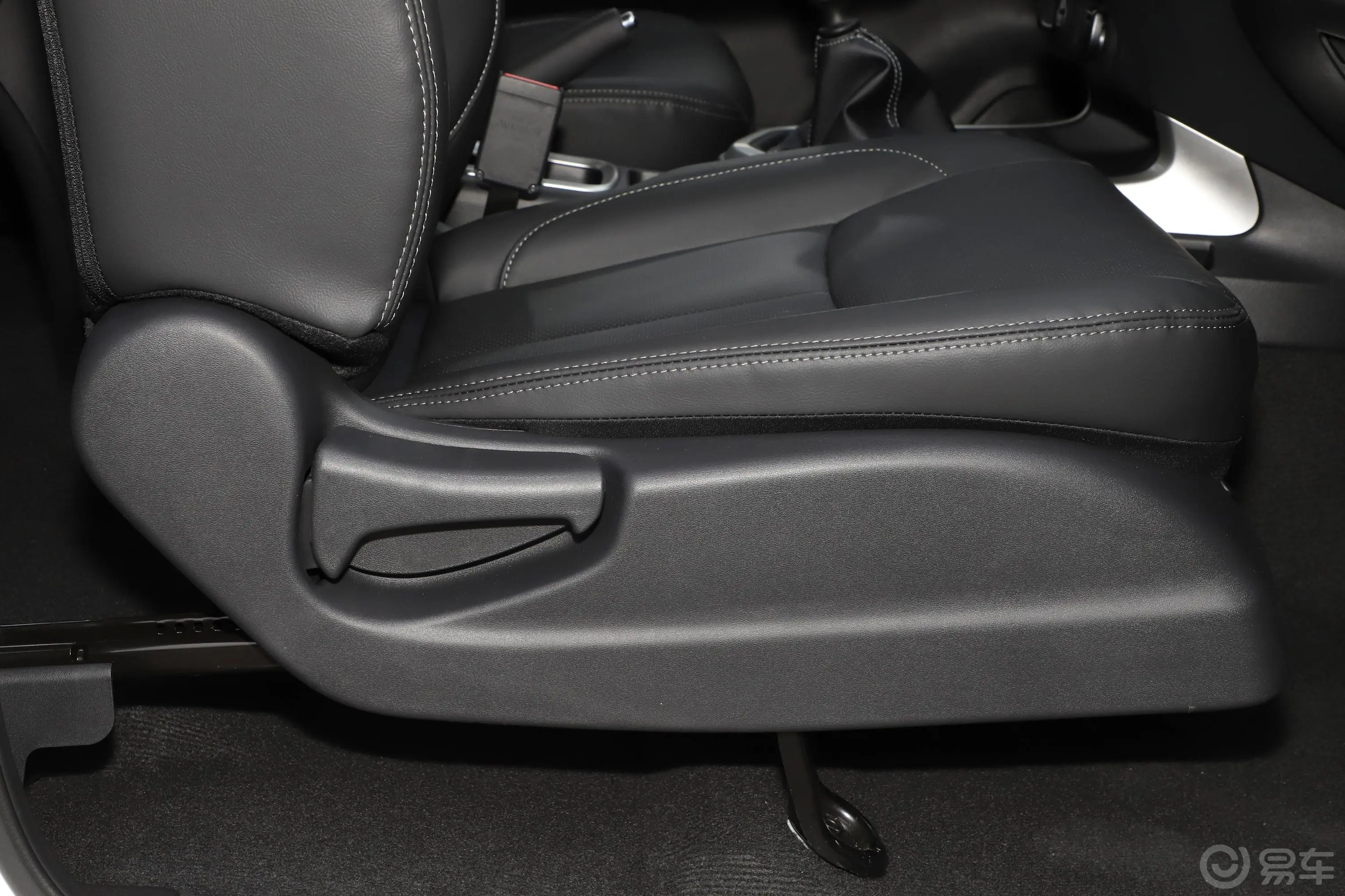 纳瓦拉改款 2.5L 手动四驱旗舰型副驾座椅调节