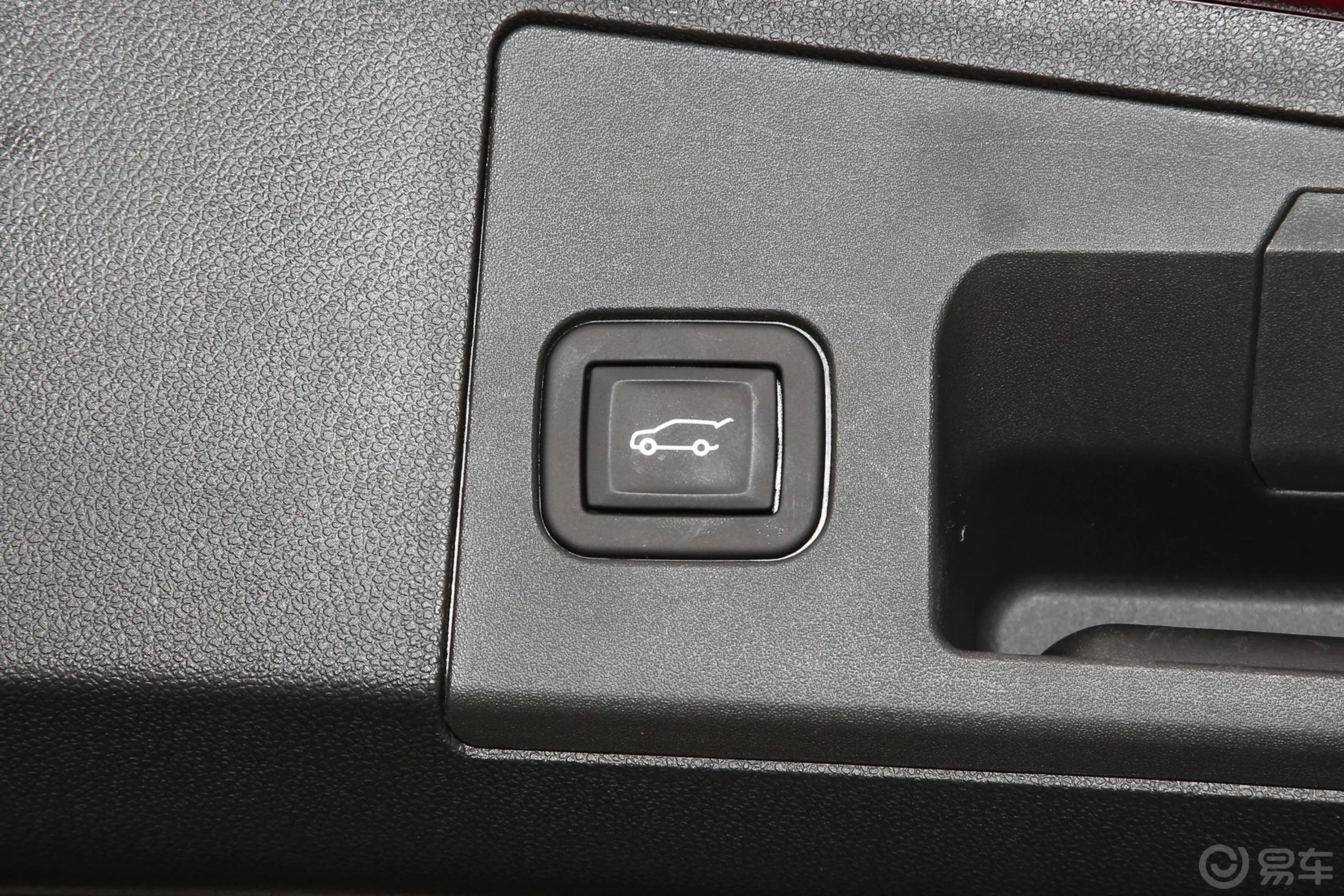 凯迪拉克XT428T 四驱铂金运动版电动尾门按键（手动扶手）