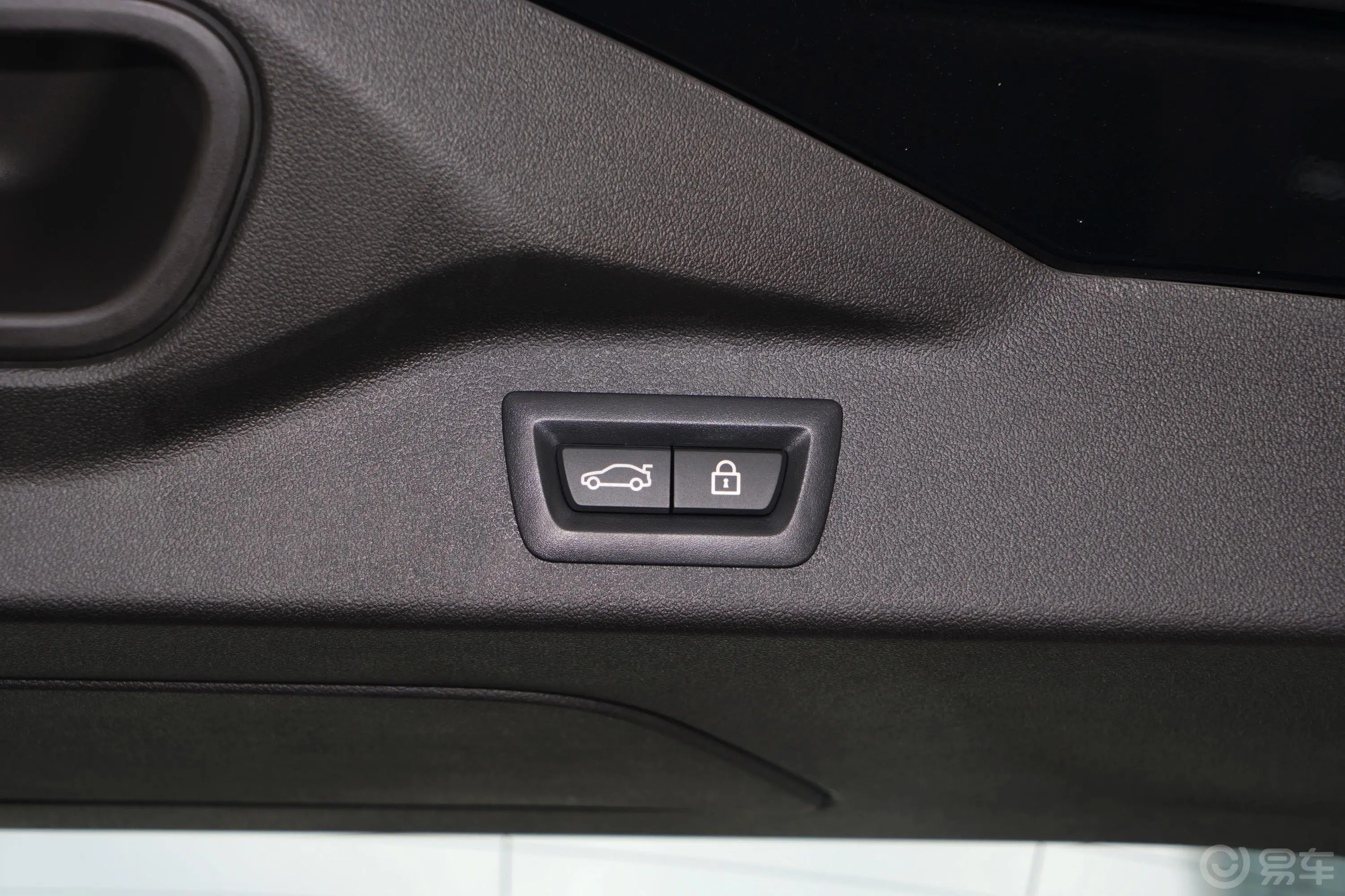 宝马X7xDrive40i 行政型 豪华套装电动尾门按键（手动扶手）