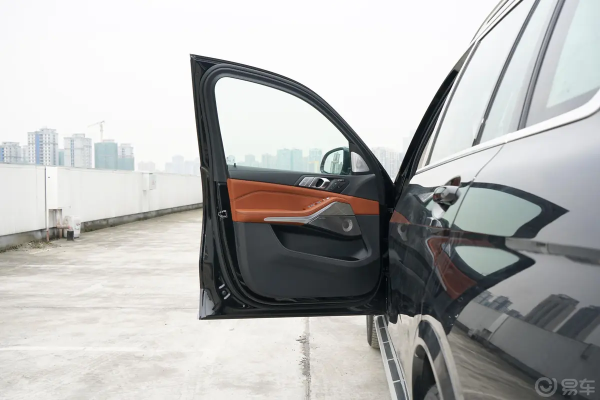 宝马X7xDrive40i 行政型 豪华套装驾驶员侧前车门