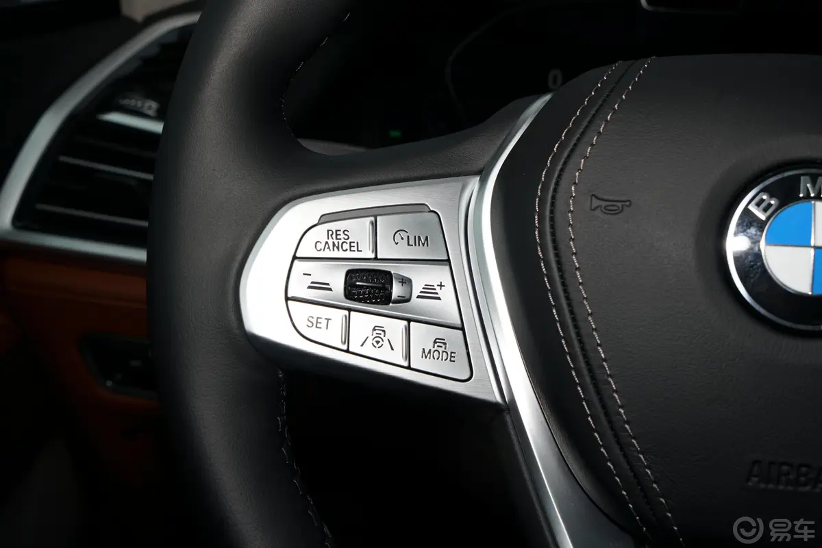宝马X7xDrive40i 行政型 豪华套装左侧方向盘功能按键