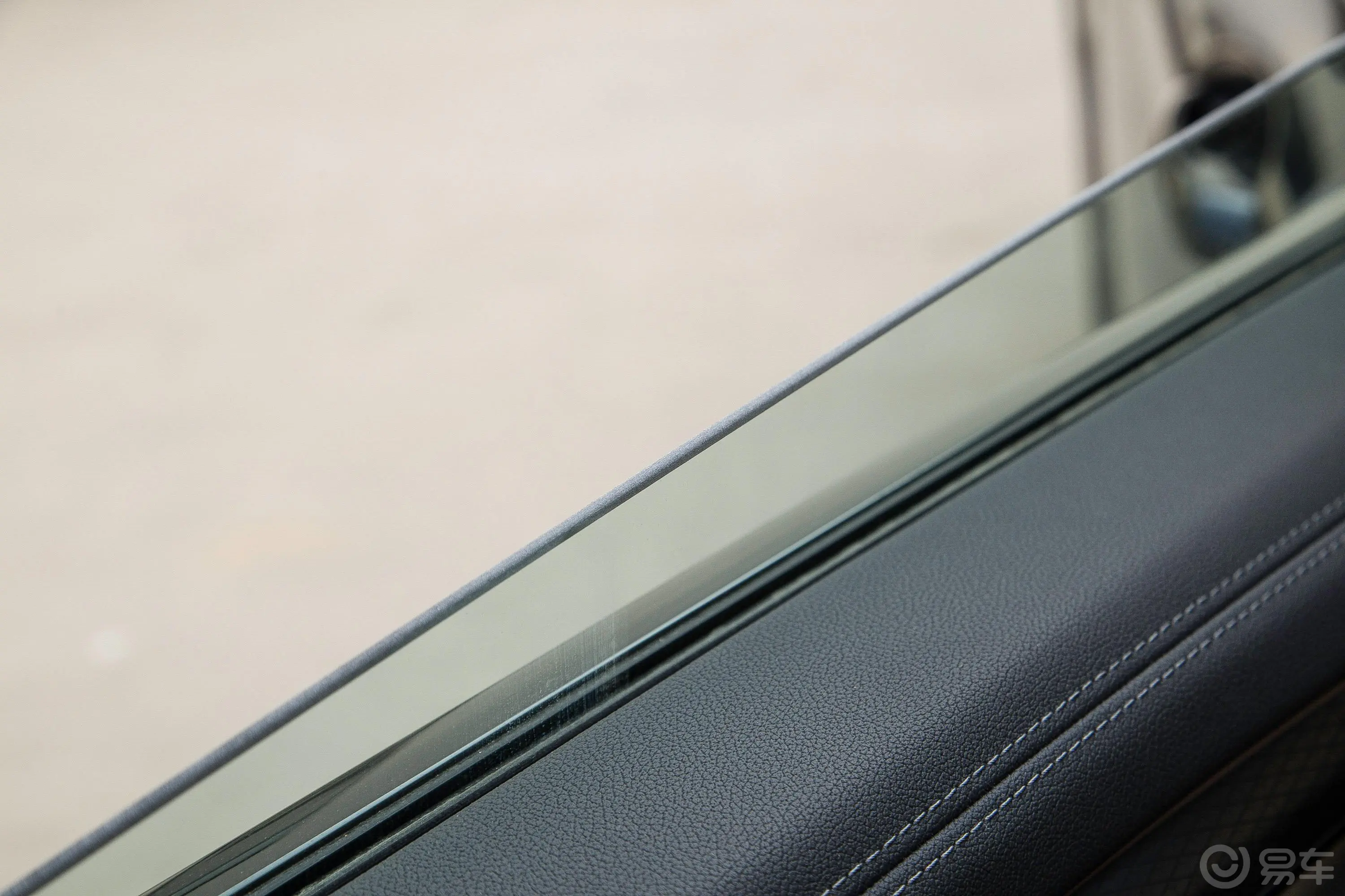 宝马X3改款 xDrive30i 尊享型 M曜夜套装后排玻璃材质特写