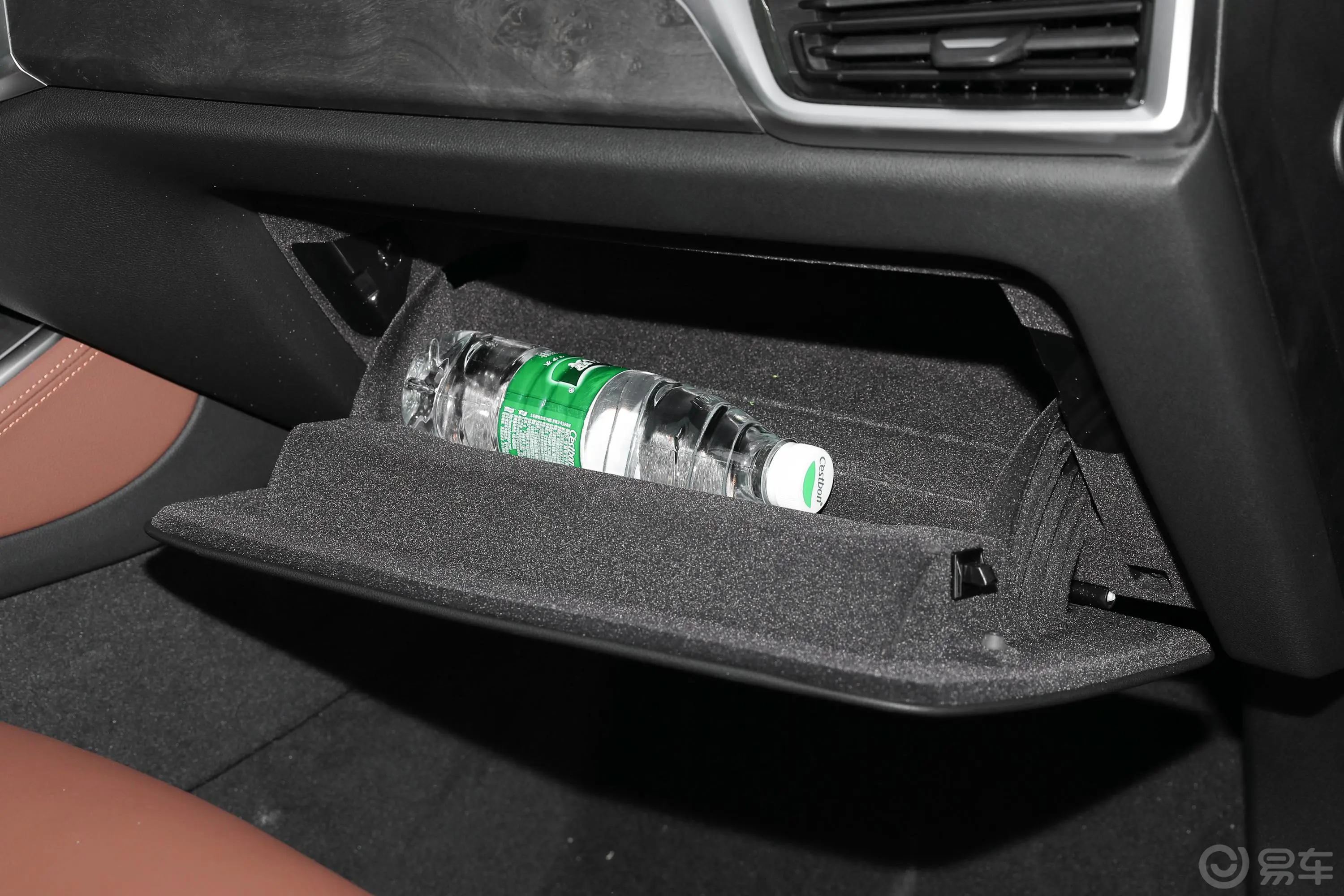 宝马X5 插电混动(进口)xDrive45e M运动套装手套箱空间水瓶横置