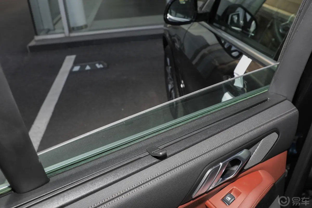 宝马X5 插电混动(进口)xDrive45e M运动套装后排玻璃材质特写