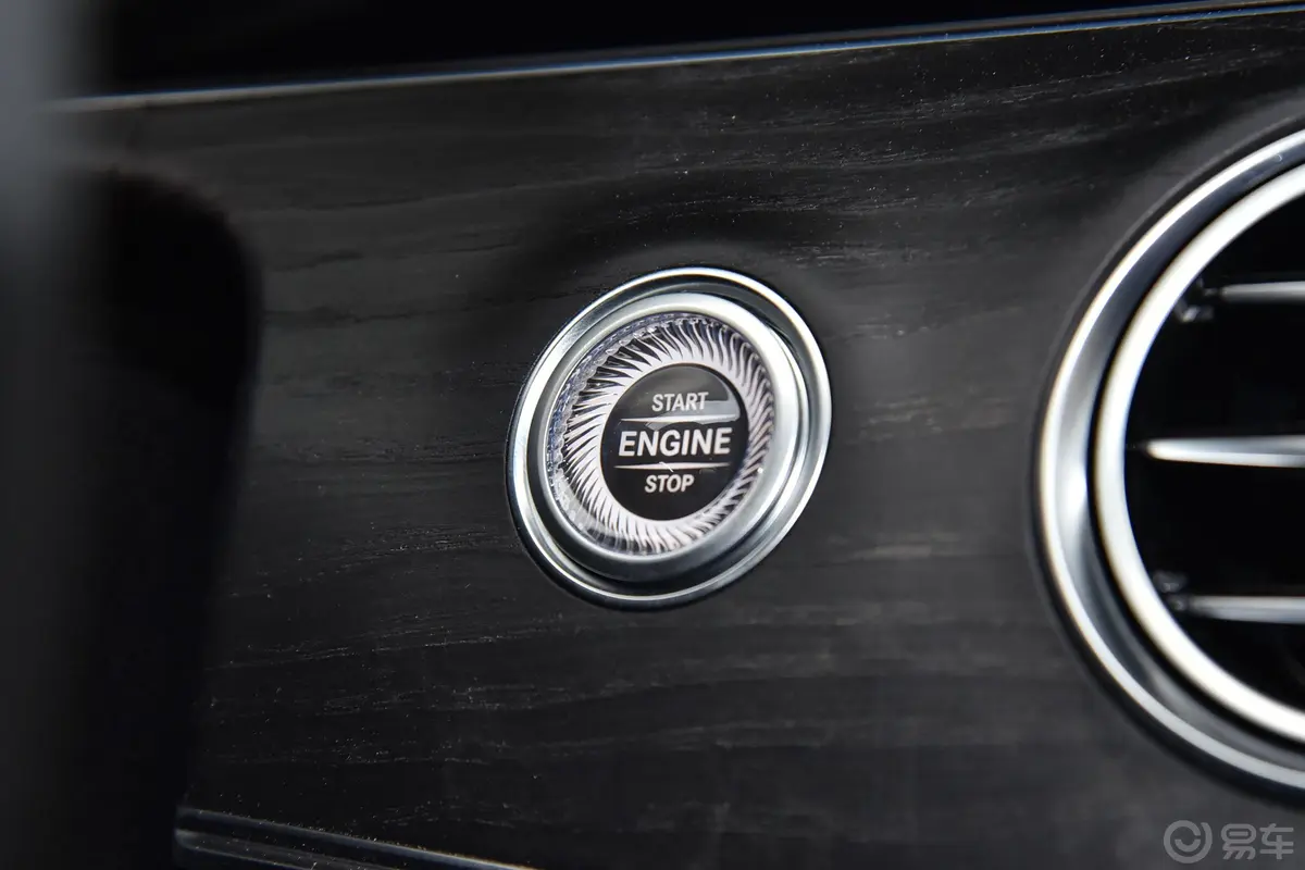 奔驰E级改款 E 300 L 运动时尚型钥匙孔或一键启动按键