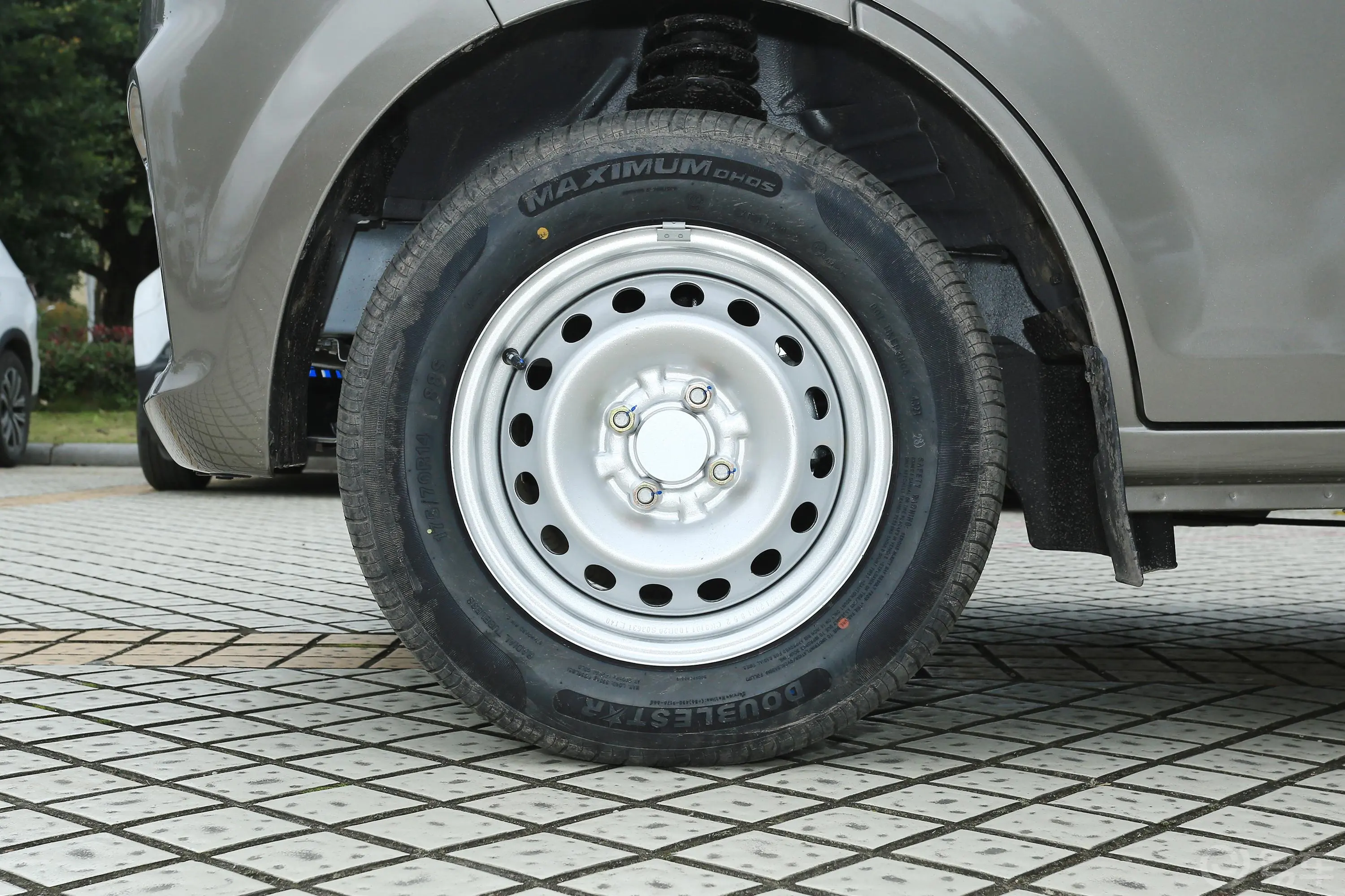 跨越星V31.5L 客车舒适型 5座前轮毂造型