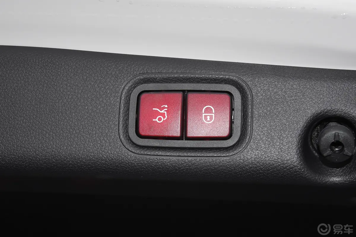 奔驰E级改款 E 300 L 运动尊贵型电动尾门按键（手动扶手）