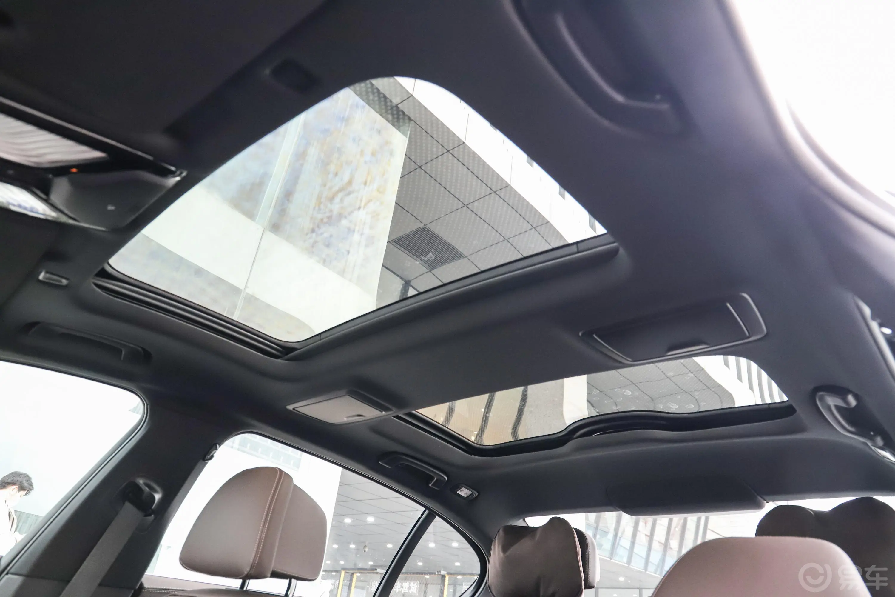 宝马5系改款 530Li 行政型 M运动套装天窗内拍关闭