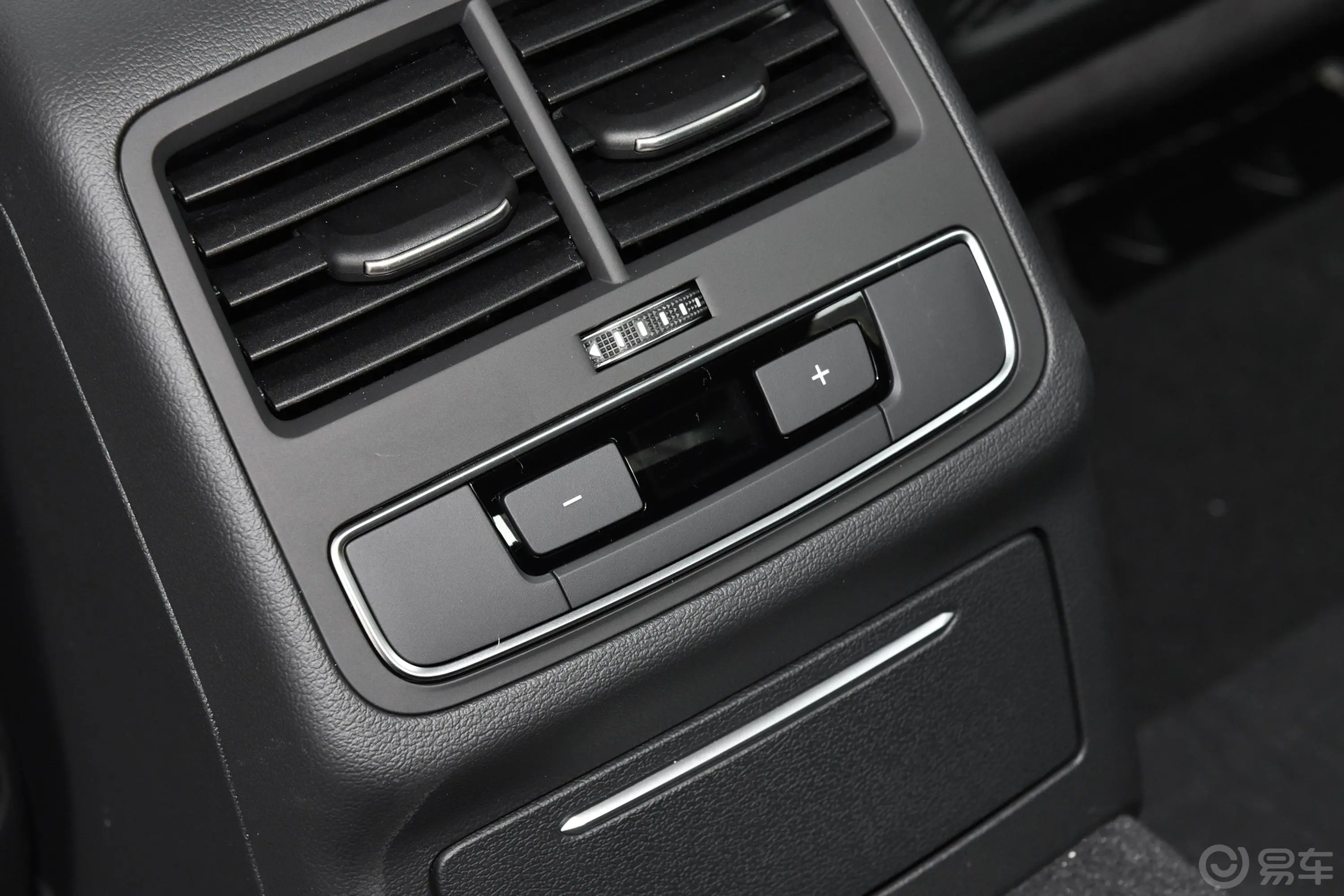 奥迪A4L40 TFSI 豪华致雅型后排空调控制键