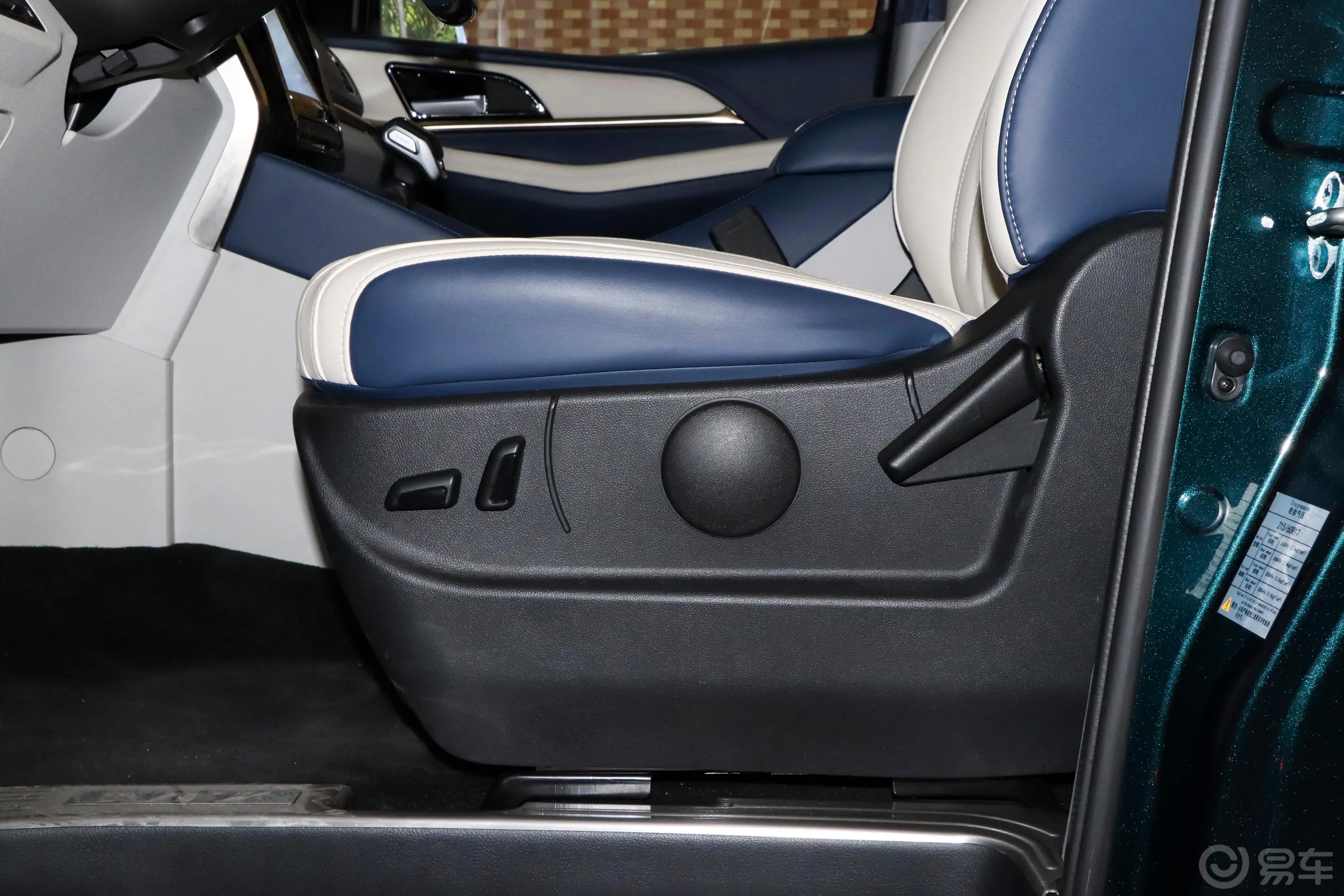 风行M7领爵款 2.0T 自动星空版主驾座椅调节