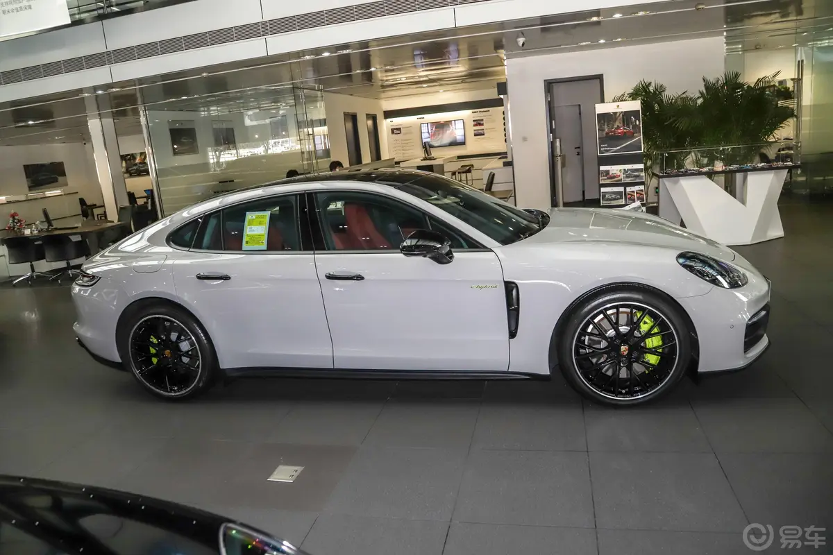 Panamera E-HybridPanamera 4 E-Hybrid 2.9T正侧车头向右水平