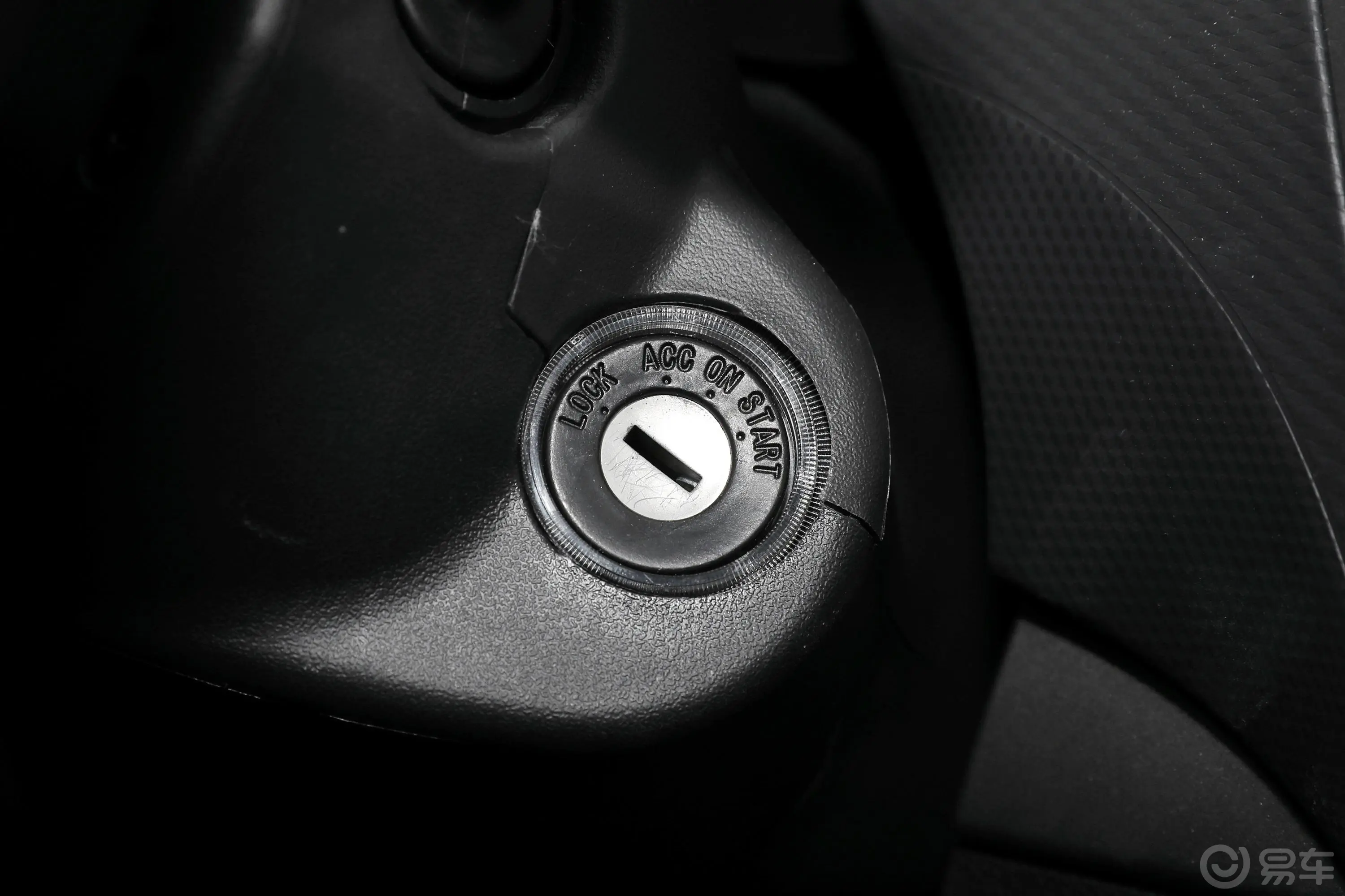 威虎2.8T 两驱大双豪华型 柴油钥匙孔或一键启动按键