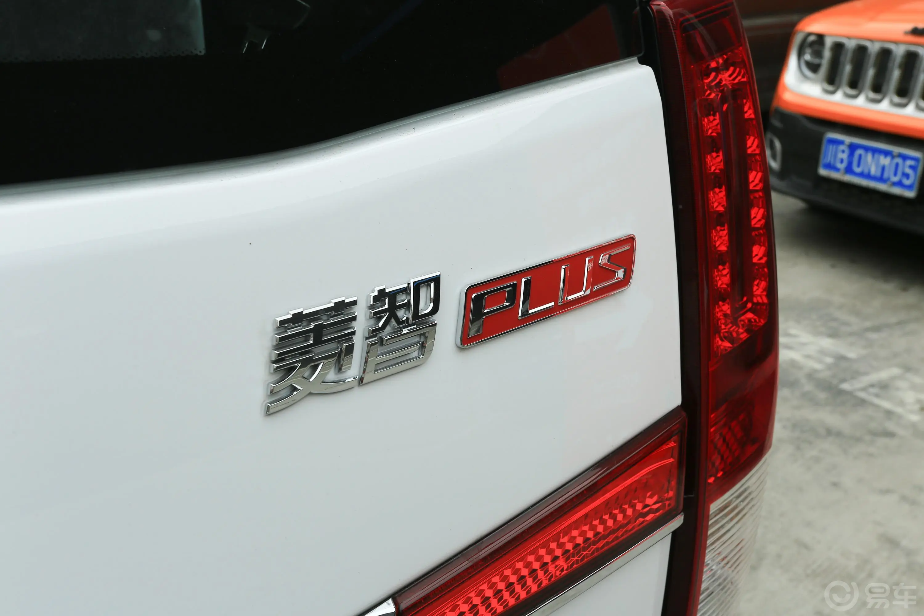 菱智PLUS2.0L 手动 豪华型 7座 CNG外观细节