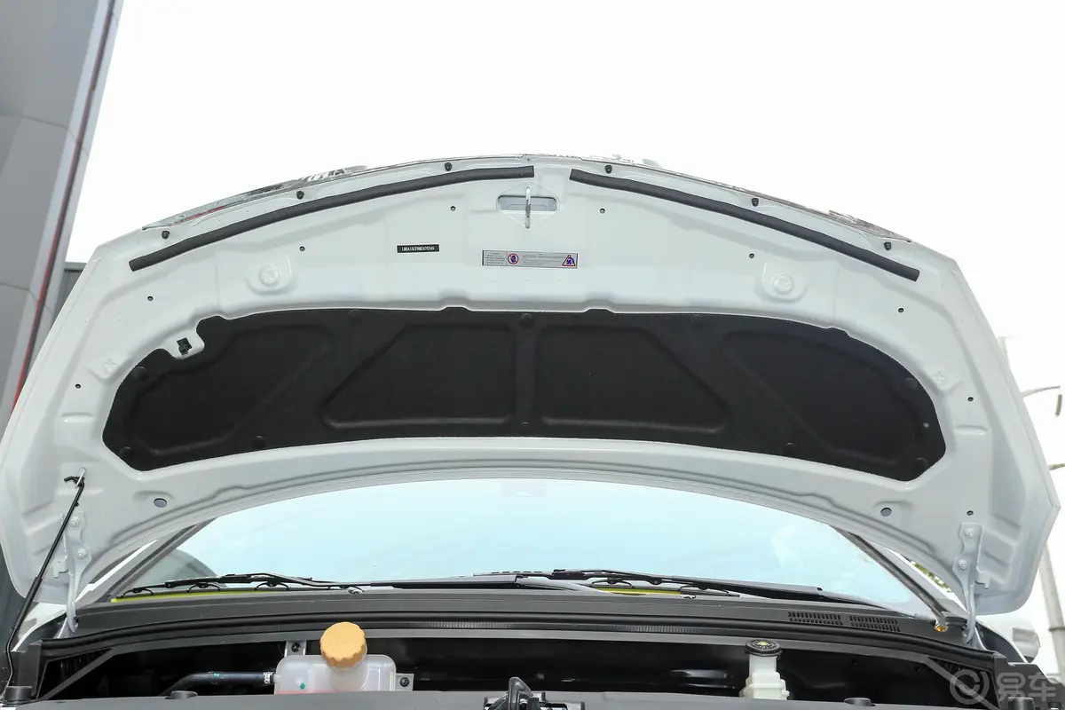 菱智PLUS2.0L 手动 豪华型 7座 CNG发动机舱盖内侧