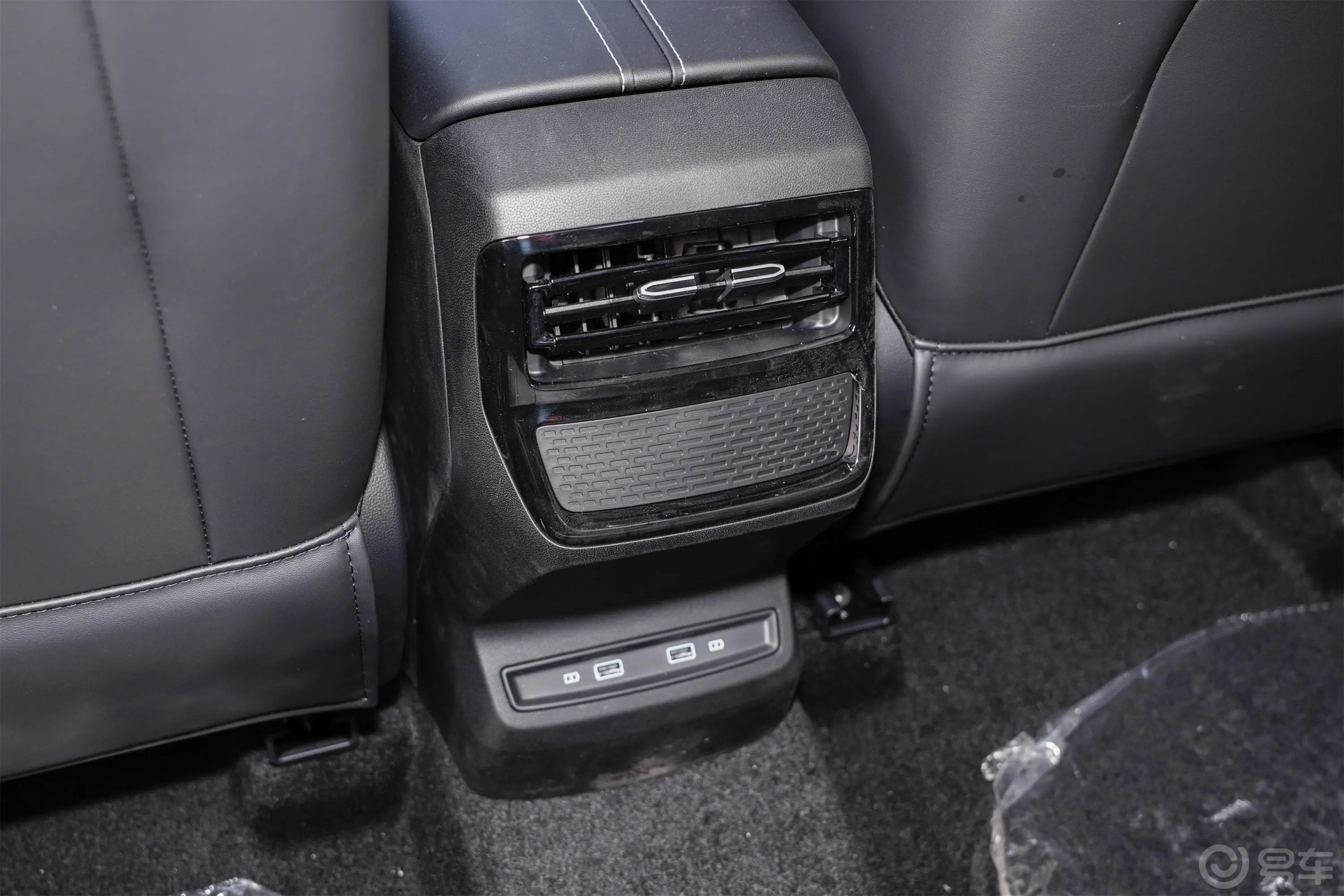 荣威RX5 MAX1.5T 有为豪华版后排空调控制键