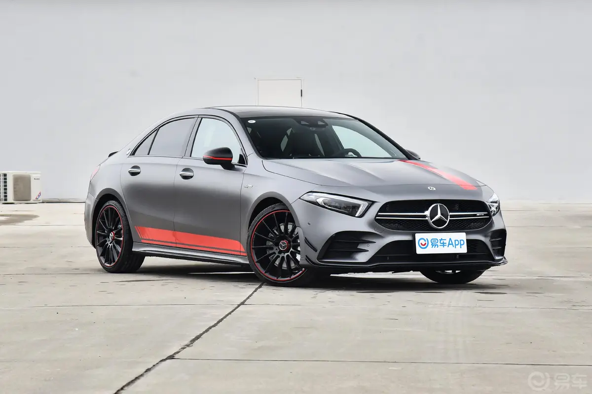 奔驰A级 AMGAMG A 35 L 4MATIC 炽夜特别版胎压信息铭牌