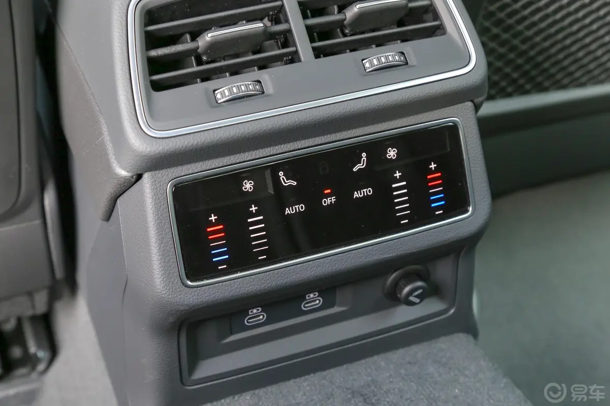 奥迪A7L45 TFSI quattro S-line 见远型 流晶套装后排空调控制键
