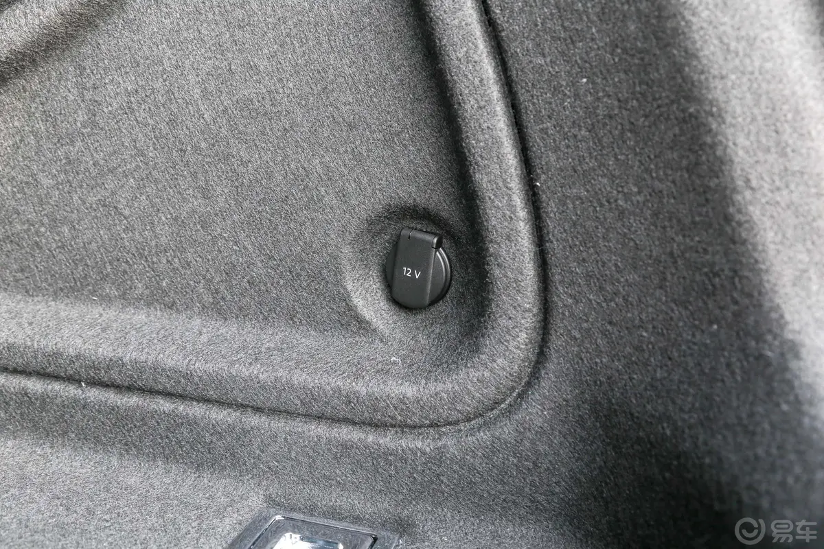 奥迪A7L45 TFSI quattro S-line 见远型 流晶套装行李厢电源接口