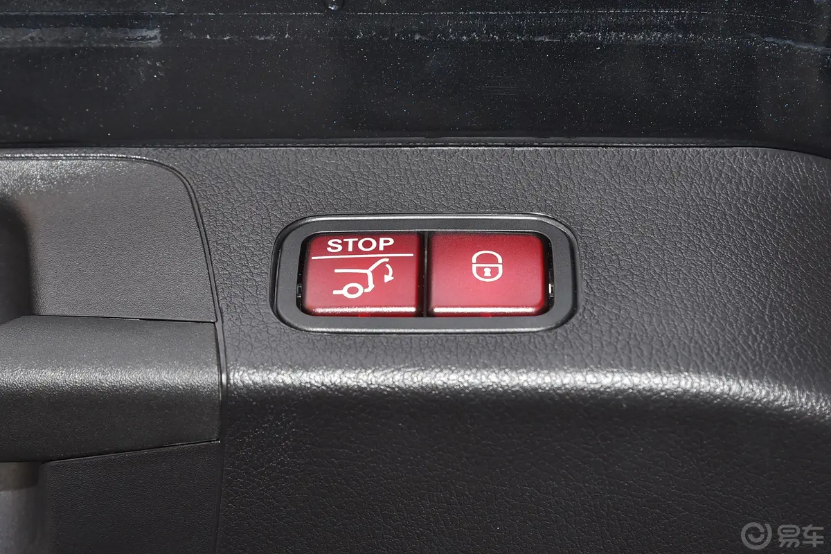 奔驰GLB改款 GLB 200 4MATIC电动尾门按键（手动扶手）
