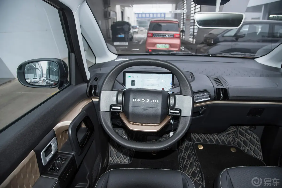 宝骏KiWi EV305km 设计师轻享版 多氟多新能源31.9kWh三元锂驾驶位区域