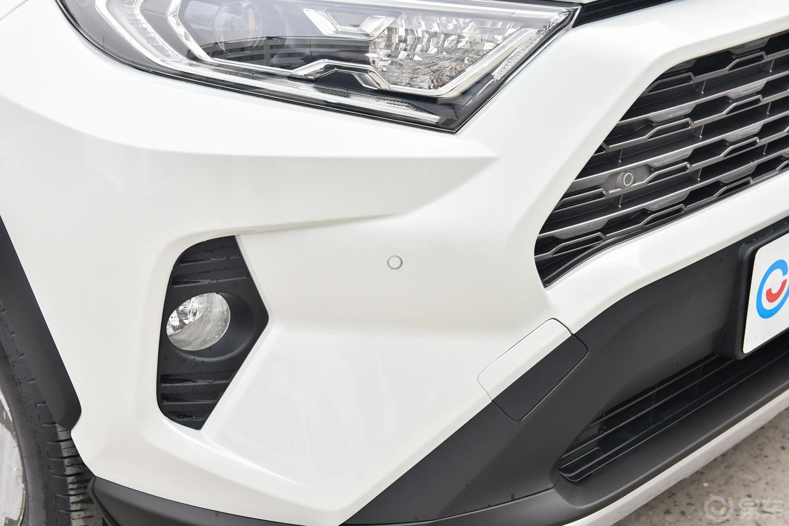 RAV4荣放改款 双擎 2.5L E-CVT 四驱 旗舰版外观