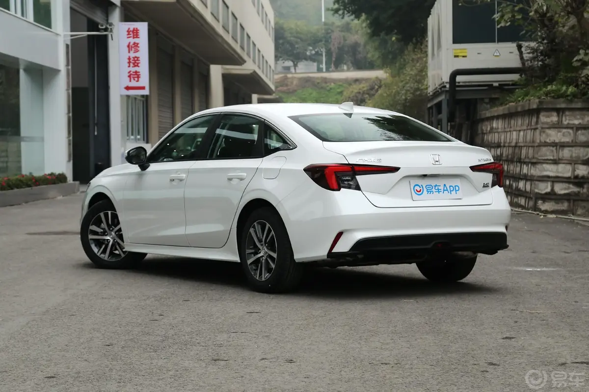 型格240TURBO CVT科技版侧后45度车头向左水平