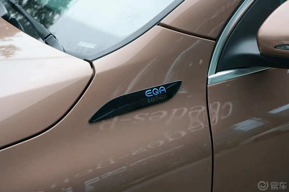 奔驰EQAEQA 300 4MATIC 首发特别版外观