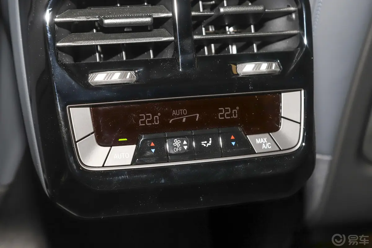宝马iXxDrive50后排空调控制键