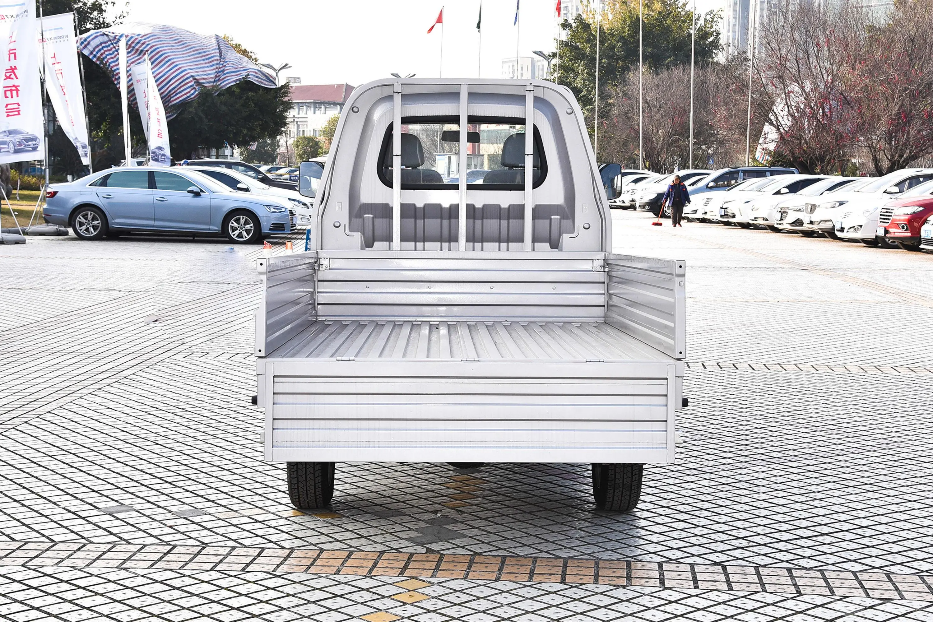 新豹T11.2L 单排单后轮标箱 载货汽车 标准版空间
